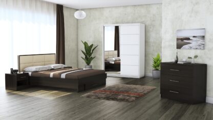 Dormitor Solano, Wenge, Dulap 150 cm, Alb, Pat cu tablie tapitata crem 140×200 cm, 2 noptiere, comoda